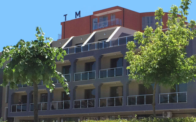 TM Deluxe Hotel вид на фасад