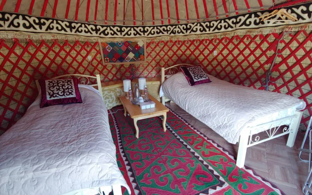 Глэмпинг Achik-Tash Base Camp