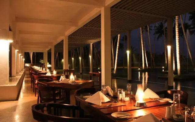 Курортный отель The Blue Water - Bawa Heritage - City Resort Hotel