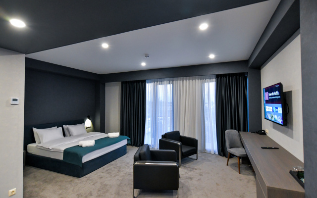 Superior Double room (full double bed) · West Inn Georgia Hotel — photo 1