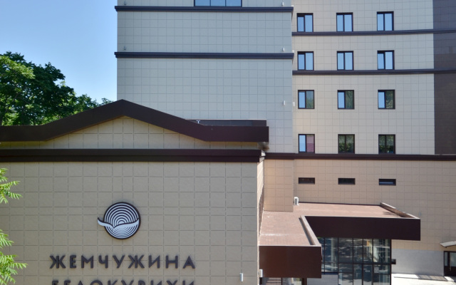 Санаторий Жемчужина Белокурихи в Белокурихе 3 отзыва об отеле, цены и фото номеров - забронировать гостиницу Санаторий Жемчужина Белокурихи онлайн Белокуриха вид на фасад