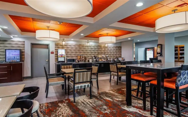 Отель Comfort Inn & Suites