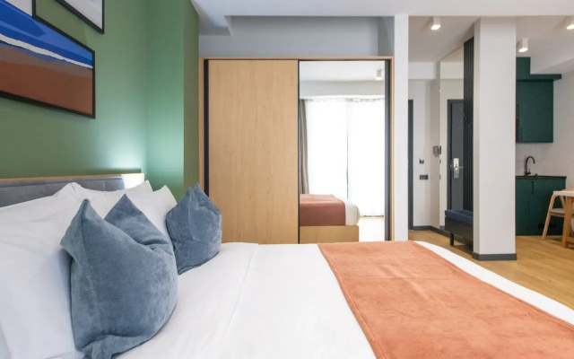 Double Studio Suite with Kitchen with balcony (full double bed) · Gratus Aparthotel Tbilisi — photo 1