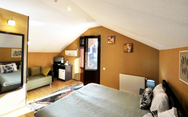Classic Twin room with balcony and with view (twin beds) · Flamingo Hotel — photo 2