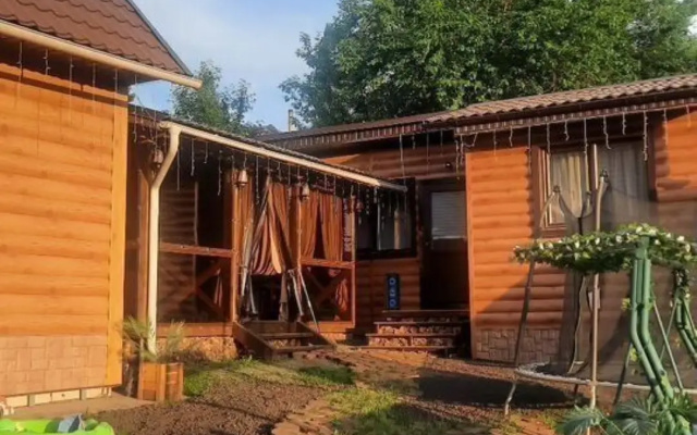 Частный дом с бассейном и беседкой