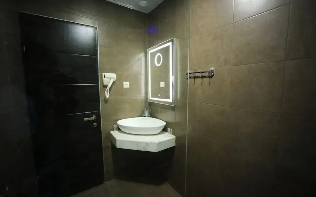 Bathroom · Kutaisi — photo 10