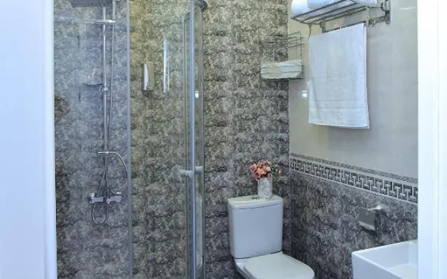 Deluxe Double room with balcony and with view (full double bed) · Tbilisi Mare Guest House — photo 4
