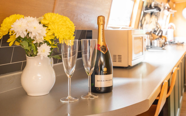 Частный дом The Four Sisters Boatel