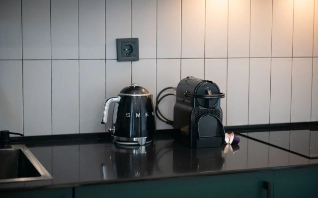 1 Bedroom Premium Double Suite with Kitchen with balcony (full double bed) · Gratus Aparthotel Tbilisi — photo 10