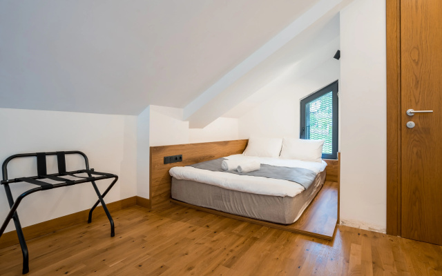 Quadruple Suite with balcony and with mountain view · Step Inn - Kazbegi Boutique-Hotel — photo 5