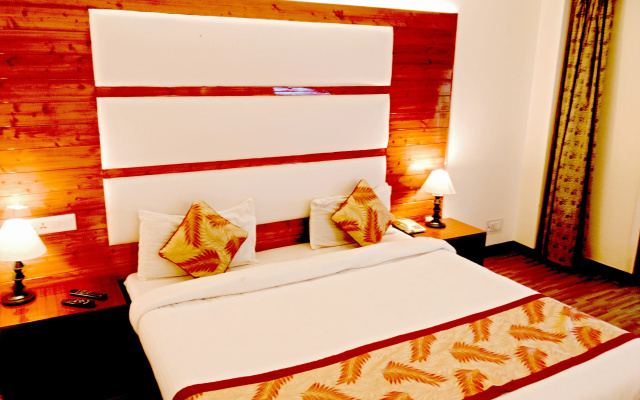 Отель Royal Jardin Whistling Pines Resort