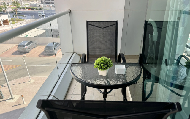 Апартаменты Cosmos Living Sleek and Stylish GCV2