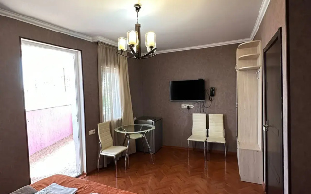 Deluxe Quadruple room with balcony and with city view · Hotel Piano — photo 4