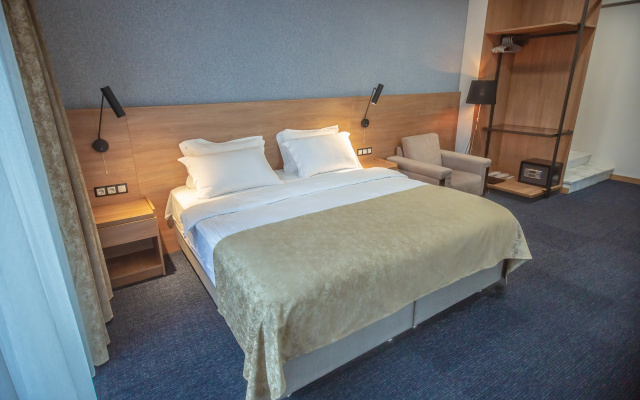 Deluxe Double room with balcony and with view (full double bed) · Banovani Hotel — photo 7