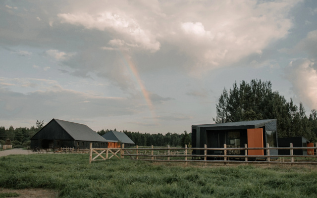 Глэмпинг Панорамные мини-домики на ферме Nomad Houses на Браславе