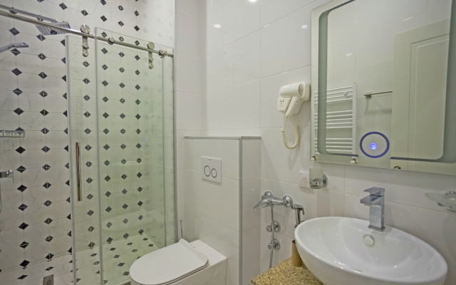 Deluxe Twin room with balcony and with view (twin beds) · Genio Hotel — photo 4