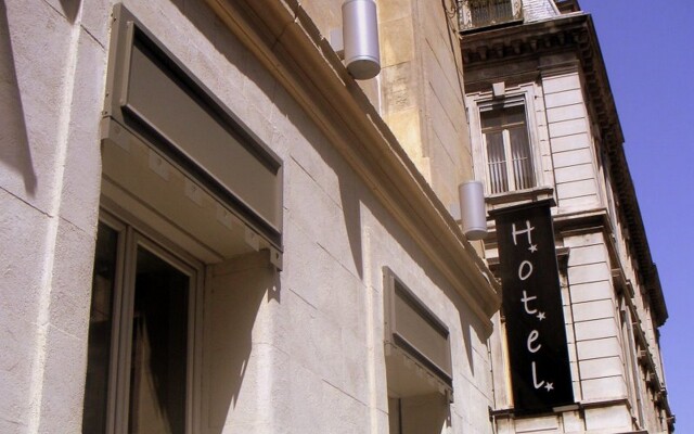 Отель Adonis Marseille Vieux Port Hotel Франция, Марсель - 1 отзыв об отеле, цены и фото номеров - забронировать отель Adonis Marseille Vieux Port Hotel онлайн вид на фасад