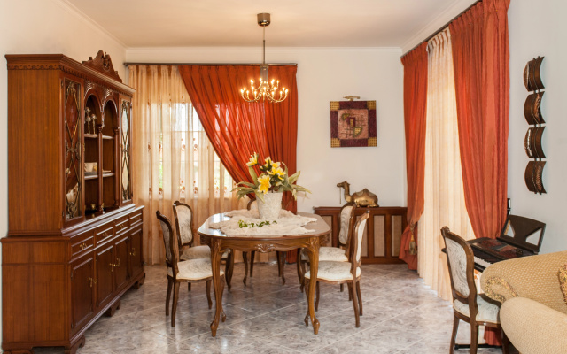Апартаменты Luxurious home from the beach