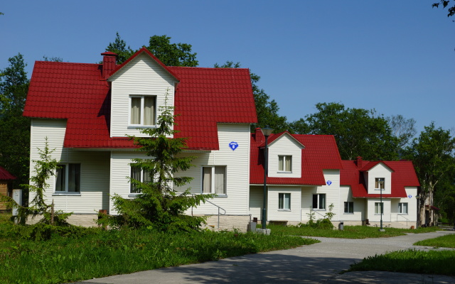 Гостиница База Отдыха Лесная в Паратунке отзывы, цены и фото номеров - забронировать гостиницу База Отдыха Лесная онлайн Паратунка вид на фасад