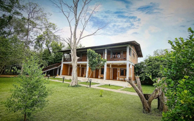 Курортный отель Elephas Resort & Spa
