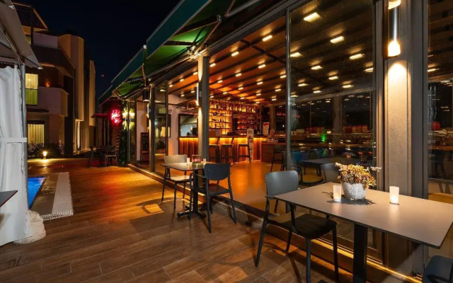 Отель Veranda Suites