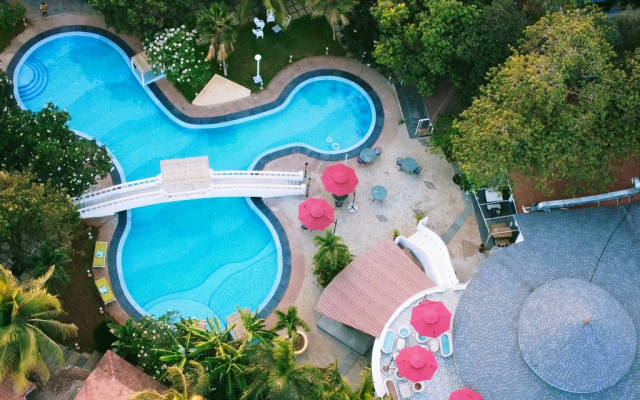 Курортный отель Sashas Holiday Village
