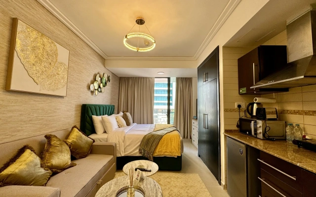 Апартаменты Cosmos Living Sleek and Stylish GCV2