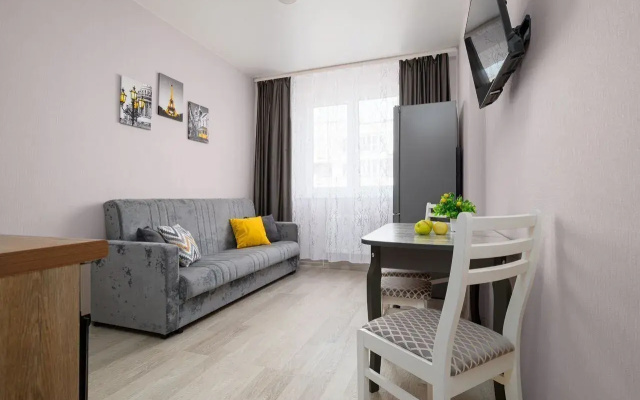 Na Beregu Ozera Ryadom S Gorodskym Parkom Flat