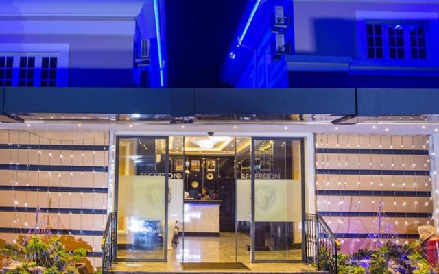 Отель Lion Luxury Suites