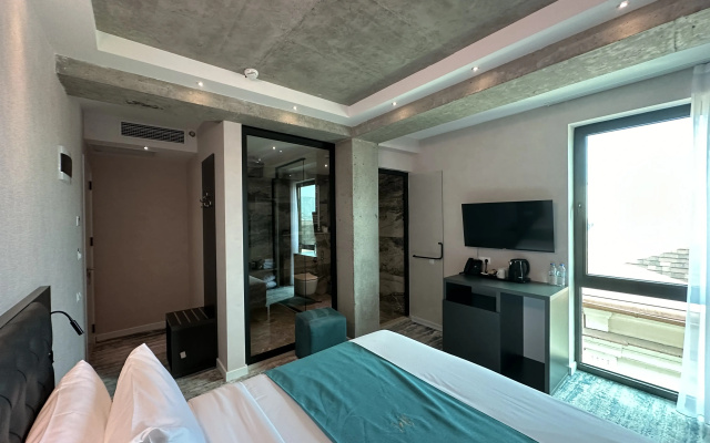 Deluxe Double room with balcony and with view (full double bed) · Mit Tbilisi Hotel — photo 19