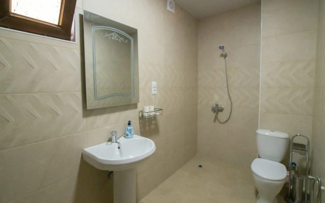 Bathroom · Tskaltubo — photo 19