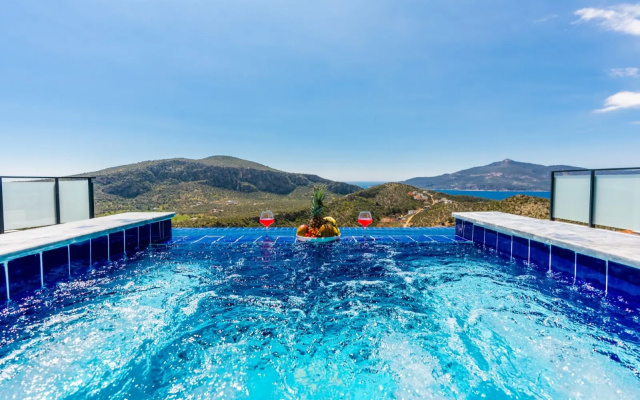 Вилла Modern Villa Overlooking the Sea