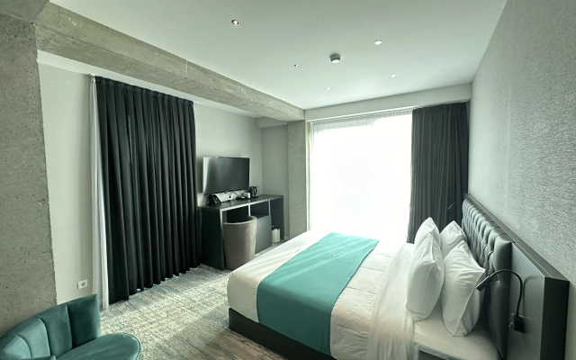 Deluxe Double room with balcony and with view (full double bed) · Mit Tbilisi Hotel — photo 17