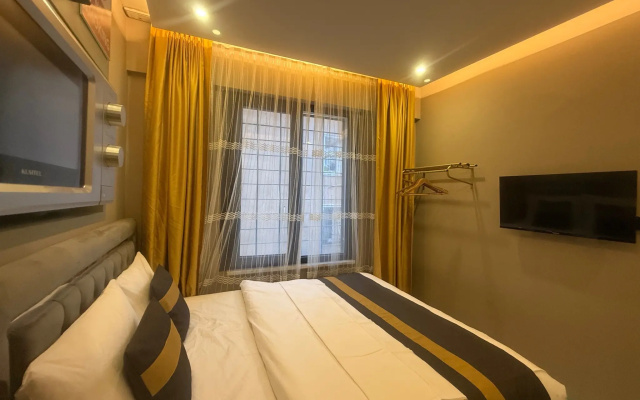 Апартаменты Warm cozy studio near the metro station