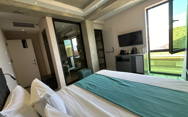Deluxe Double room (full double bed) · Mit Tbilisi Hotel — photo 2