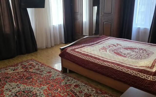 Квартира Уютная Трёх Комнатная Не Далеко От Центра Города