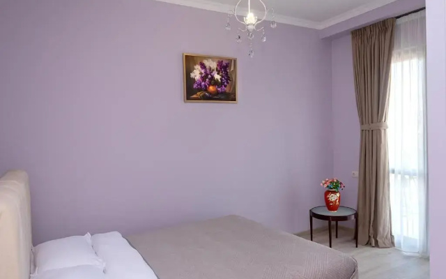 Deluxe Double room with balcony and with view (full double bed) · Tbilisi Mare Guest House — photo 1