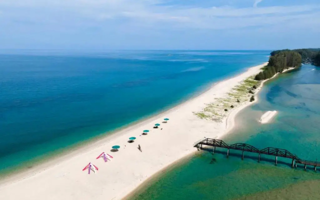 Курортный отель The Hotspring Beach Resort & Spa