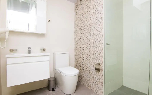 Standard Twin room with view (twin beds) · Victoria Inn Tbilisi Hotel — photo 5