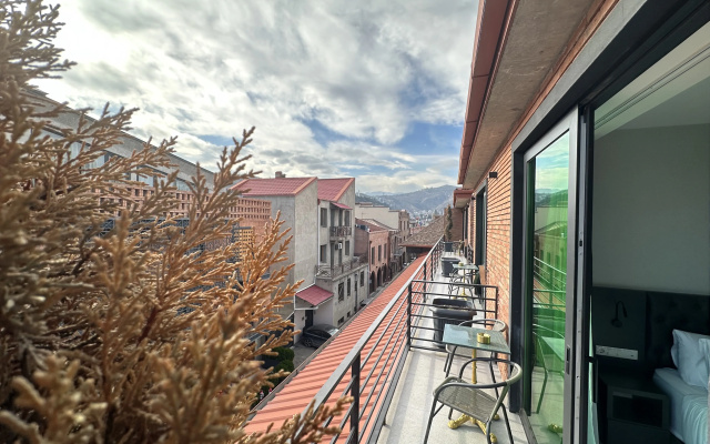 Deluxe Double room with balcony and with view (full double bed) · Mit Tbilisi Hotel — photo 11