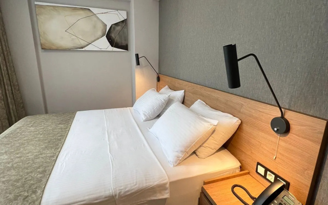 Superior Double Suite with balcony and with view (full double bed) · Banovani Hotel — photo 9
