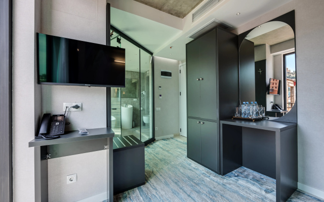 Prestige Double room with balcony and with view (full double bed) · Mit Tbilisi Hotel — photo 9