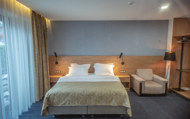 Deluxe Double room with balcony and with view (full double bed) · Banovani Hotel — photo 6