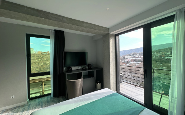 Deluxe Double room with balcony and with view (full double bed) · Mit Tbilisi Hotel — photo 7
