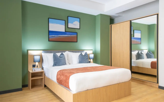 Double Studio Suite with Kitchen with balcony (full double bed) · Gratus Aparthotel Tbilisi — photo 2