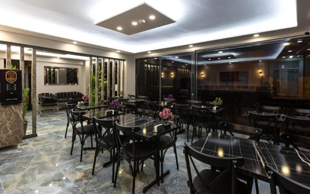 Ria Suites Hotel