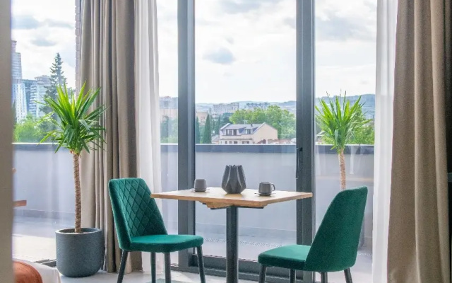 Penthouse Terrace Double Studio Suite with Kitchen (full double bed) · Gratus Aparthotel Tbilisi — photo 21