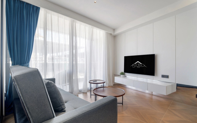 Апартаменты Resort D305 Beachfront One-Bedroom
