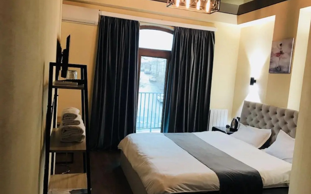 Guest rooms · Tbilisi — photo 10