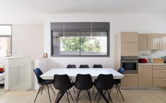 Апартаменты Elegant Duplex with Patio by FeelHome